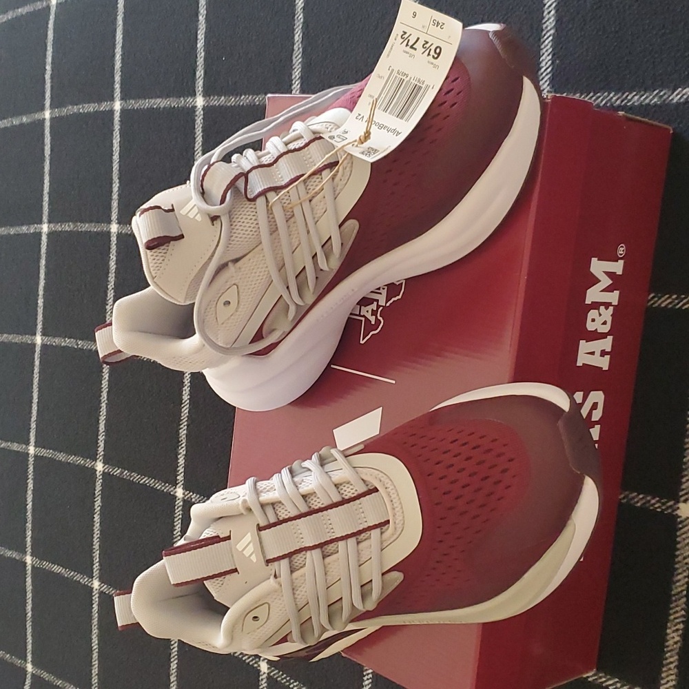 NWT Adidas AlphaBoost V2